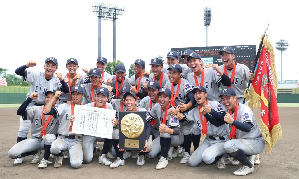 　初めての甲子園出場を決めて喜ぶ叡明ナイン（撮影・佐々木彰尚）