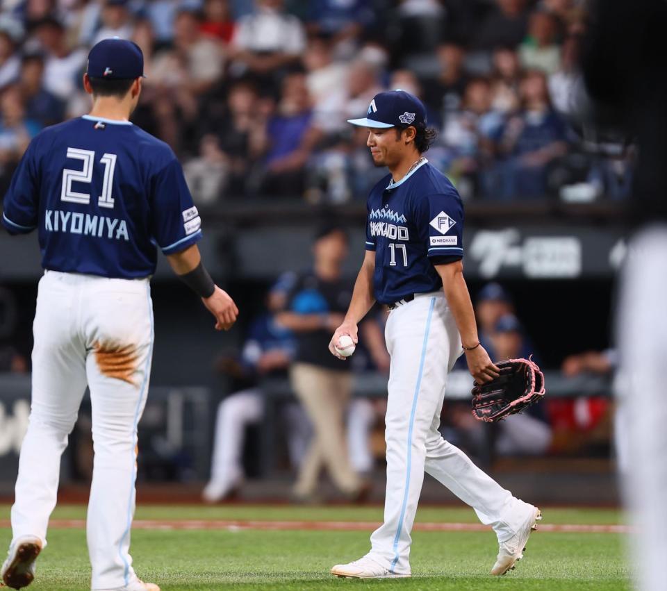 　２回、球審が投げたボール交換のボールが当たり、苦笑いする伊藤（右）＝撮影・中島達哉