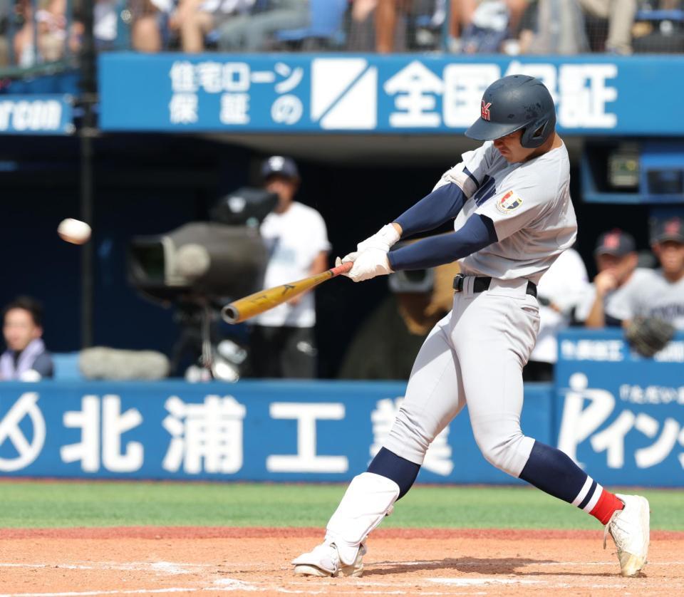 　４回、右越え２ランを放つ横浜・奥村頼人（撮影・西岡正）