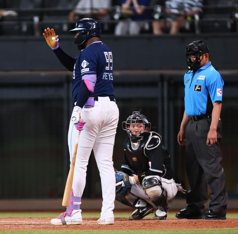 　５回、田中晴に対してロジンが舞って見えないとジェスチャーするレイエス（左）＝撮影・中島達哉