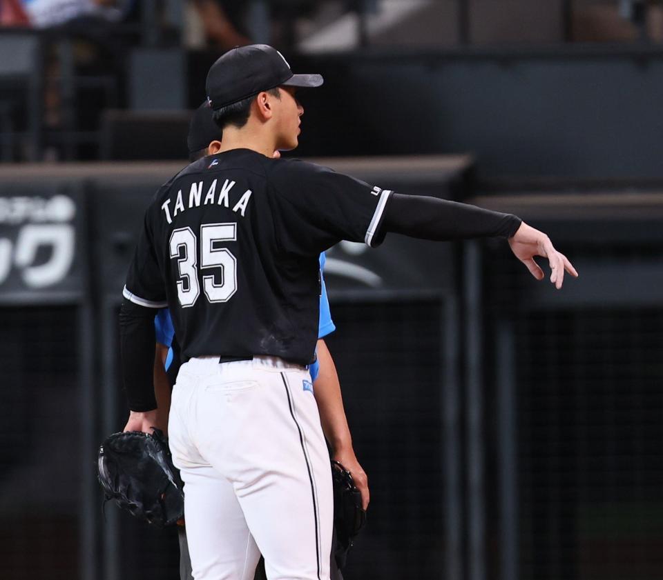 　４回裏終了後、球審に話しかける田中晴（撮影・中島達哉）