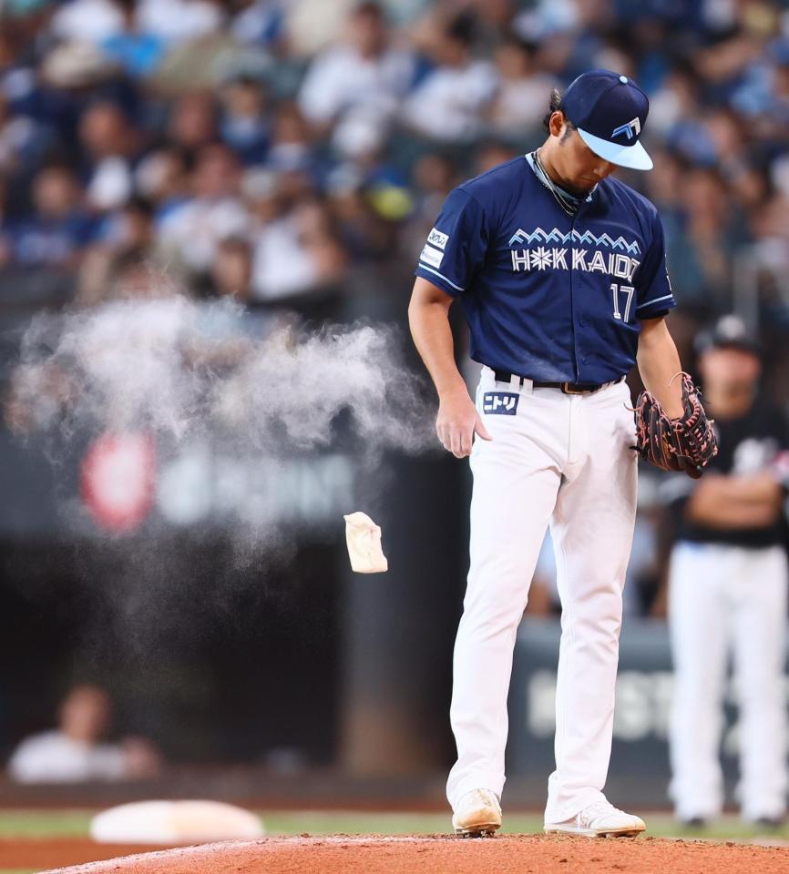 　６回、ロジンを手にする伊藤（撮影・中島達哉）