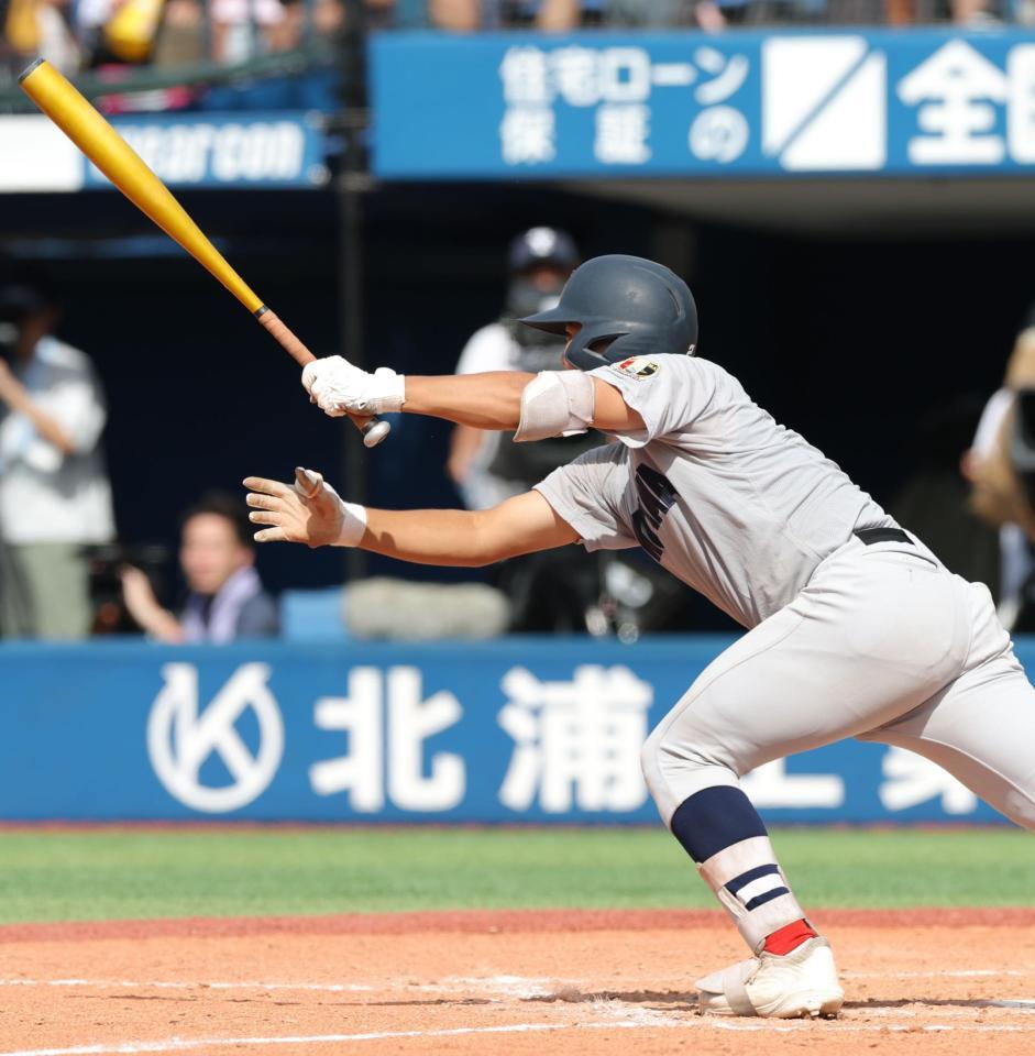 　４回、中前に勝ち越し打を放つ横浜・駒橋優樹（撮影・西岡正）