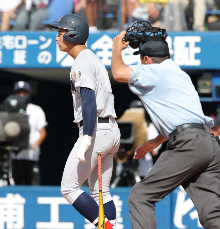 　５回、死球を受け感情を出す横浜・奥村頼人（撮影・西岡正）