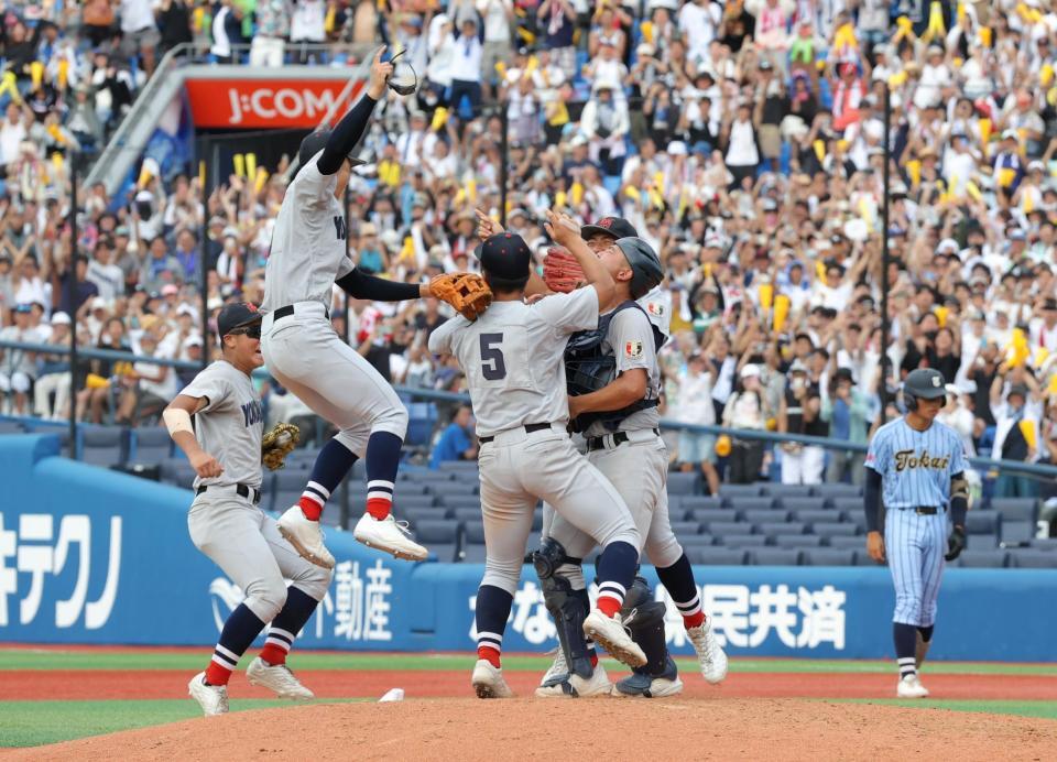 　甲子園出場を決め、喜ぶ横浜ナイン（撮影・西岡正）