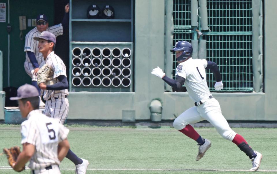 　５回、遊ゴロに倒れる大阪桐蔭・中野大虎。左奥は東大阪大柏原・土井健大監督（撮影・中田匡峻）