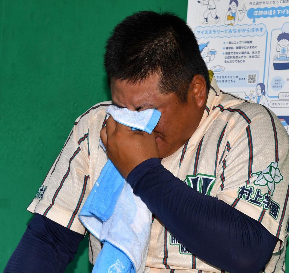 　甲子園出場を決め、涙を流す東大阪大柏原・土井健大監督（撮影・中田匡峻）