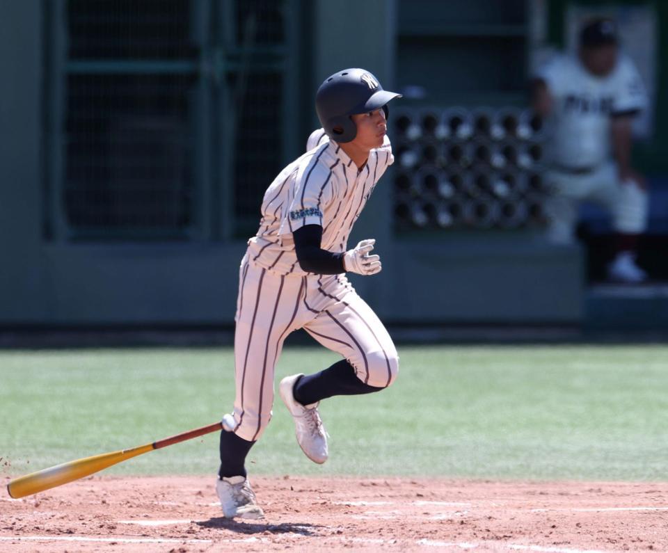 　２回、右中間へ先制となる２点適時二塁打を放つ東大阪大柏原・川崎龍輝（撮影・中田匡峻）