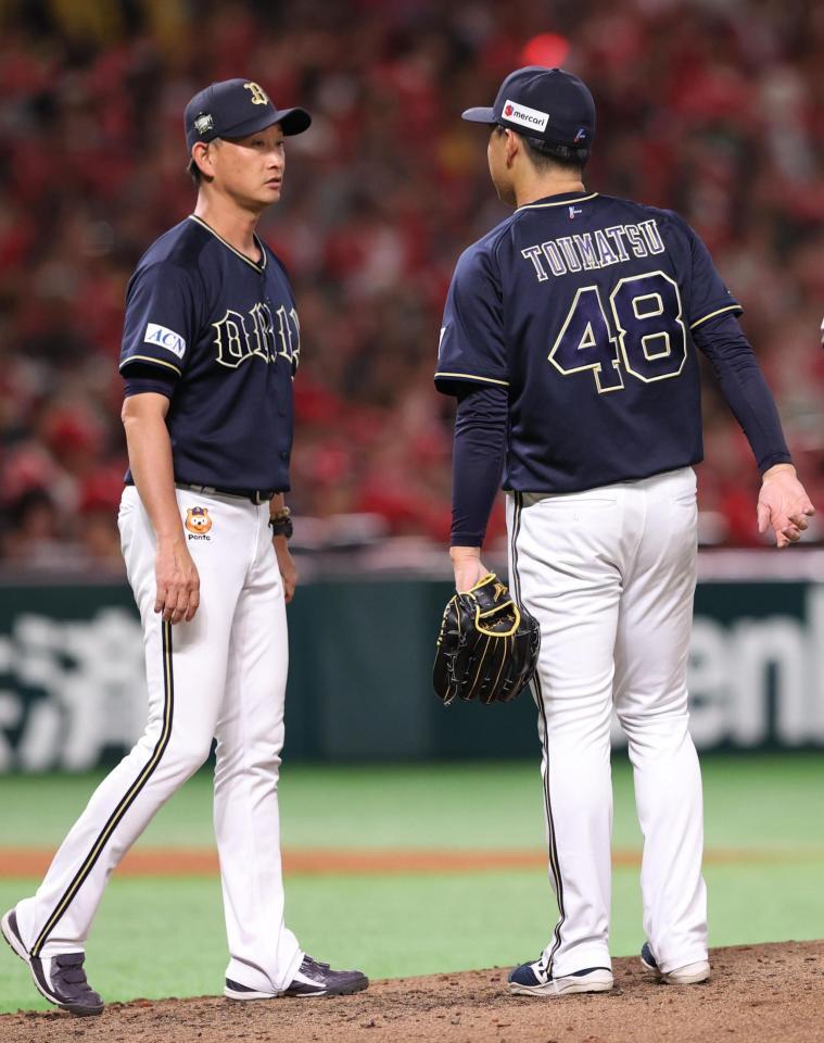 　４回、東松（右）に降板を告げる岸田監督