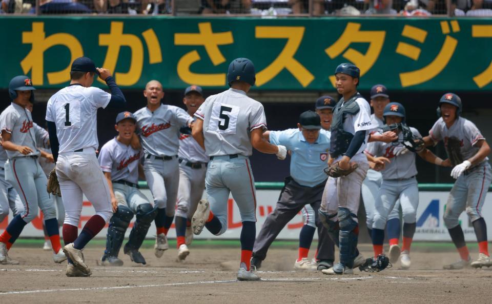 　サヨナラのホームに向かう清水を待ち受ける京都国際ナイン（撮影・石湯恒介）