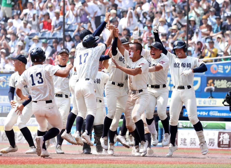 　１０回、八千代松陰にサヨナラ勝ちで優勝を決め、喜ぶ市船橋ナイン