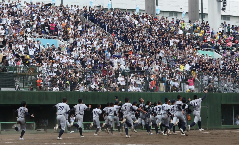 　勝利報告に向かう叡明ナイン（撮影・佐々木彰尚）