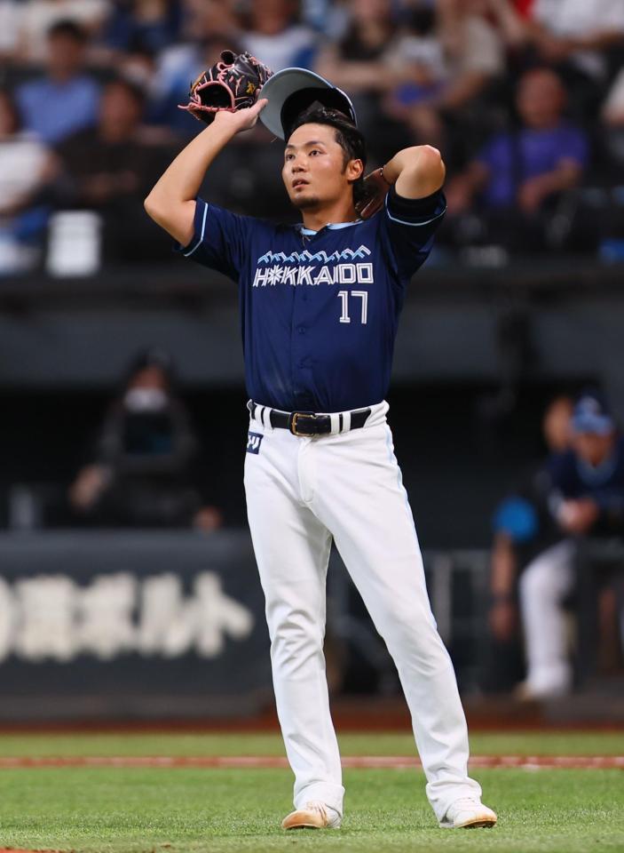 　４回、ソトに同点３ランを浴び、ぼう然とする伊藤（撮影・中島達哉）