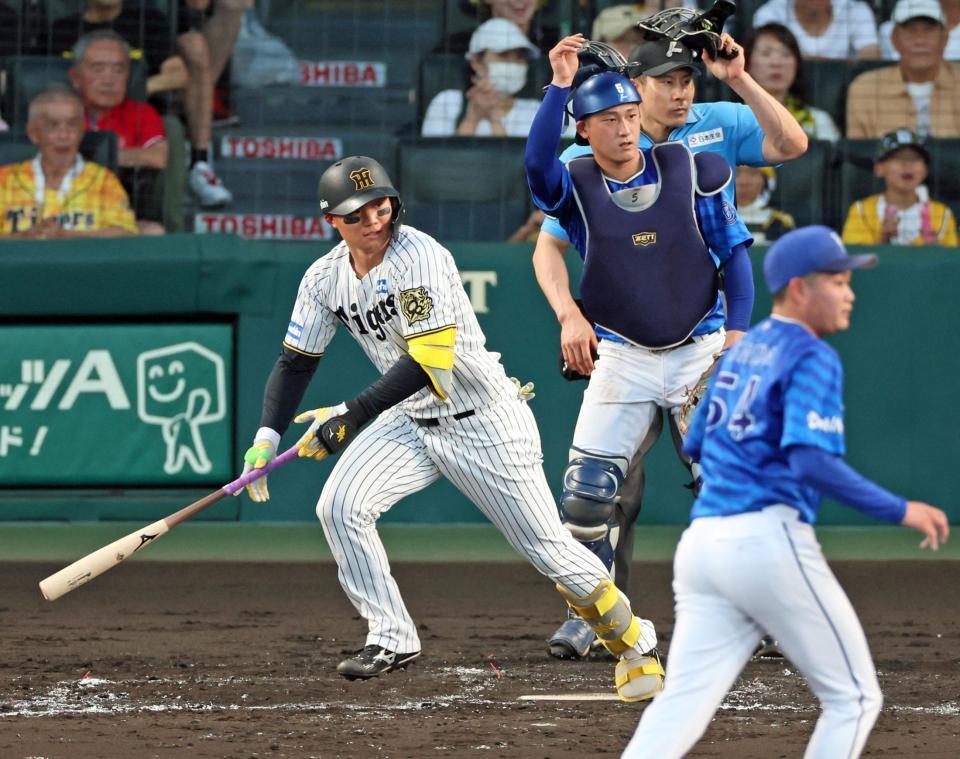 　２回、三ゴロを放つも三塁手・宮崎が後逸し出塁する森下（撮影・立川洋一郎）