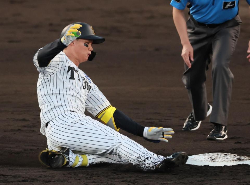 　２回、三ゴロを放ち三塁手・宮崎が後逸する間に二塁へ滑り込む森下（撮影・立川洋一郎）