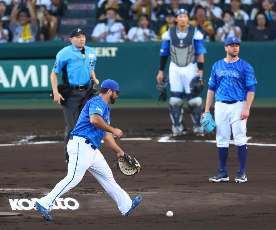 　１回、フォードは佐藤輝の飛球を捕球できず内野安打となる＝２６日