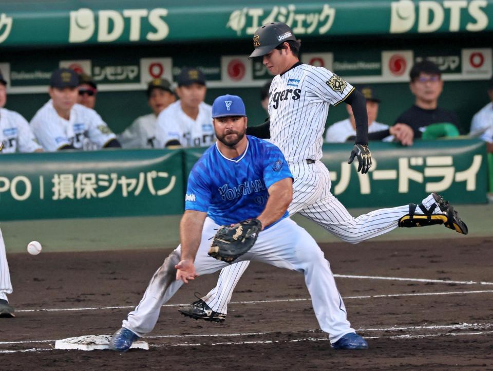 　２回、二ゴロを放つも一塁手・フォードの捕球ミスで出塁する高橋（撮影・立川洋一郎）