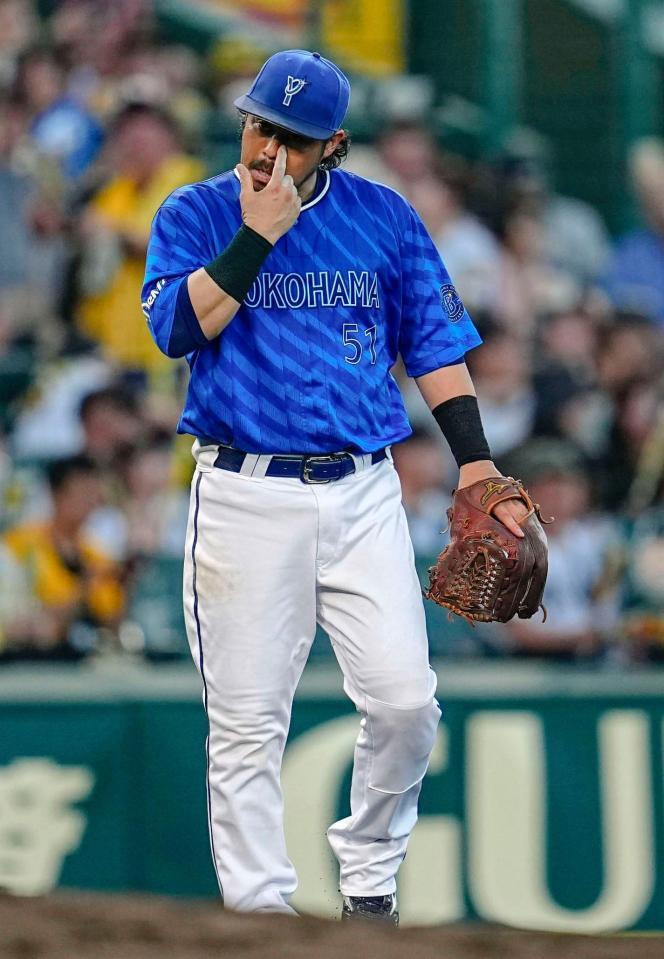 　２回、２死満塁で森下の打球を後逸し追加点を許した三塁手・宮崎