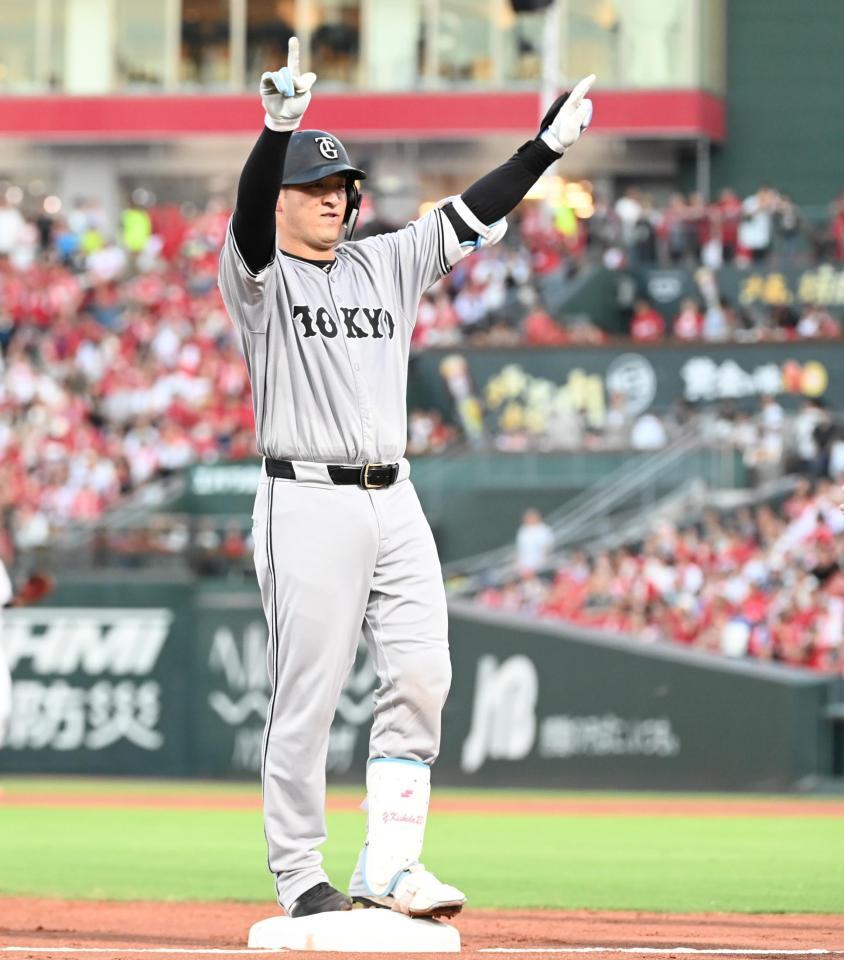 　３回、岸田が右中間２点二塁打と相手失策で三塁に進み、ポーズをとる