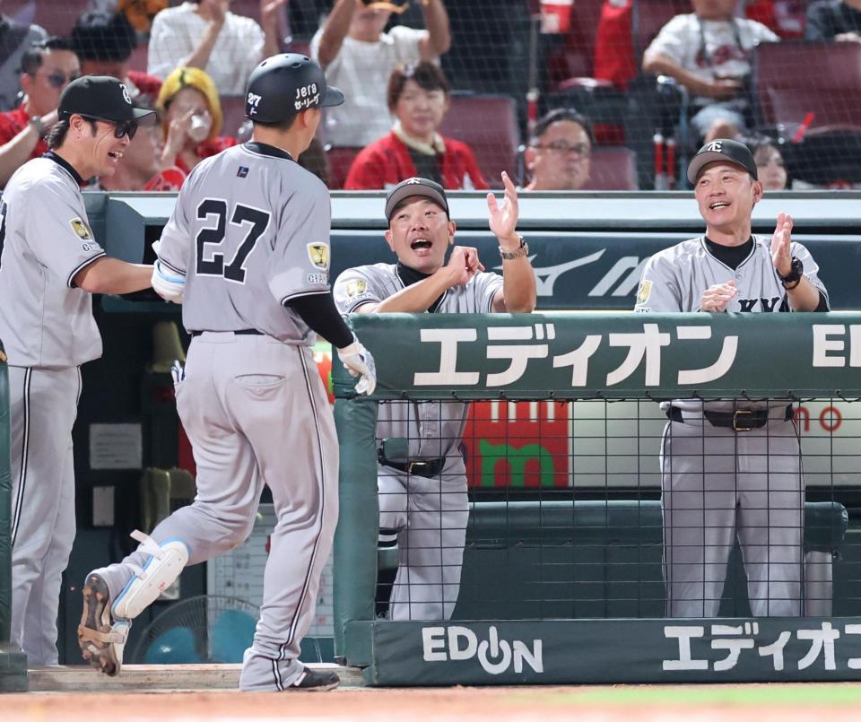 　５回、ソロを放った岸田を出迎える阿部監督ら首脳陣（撮影・市尻達拡）