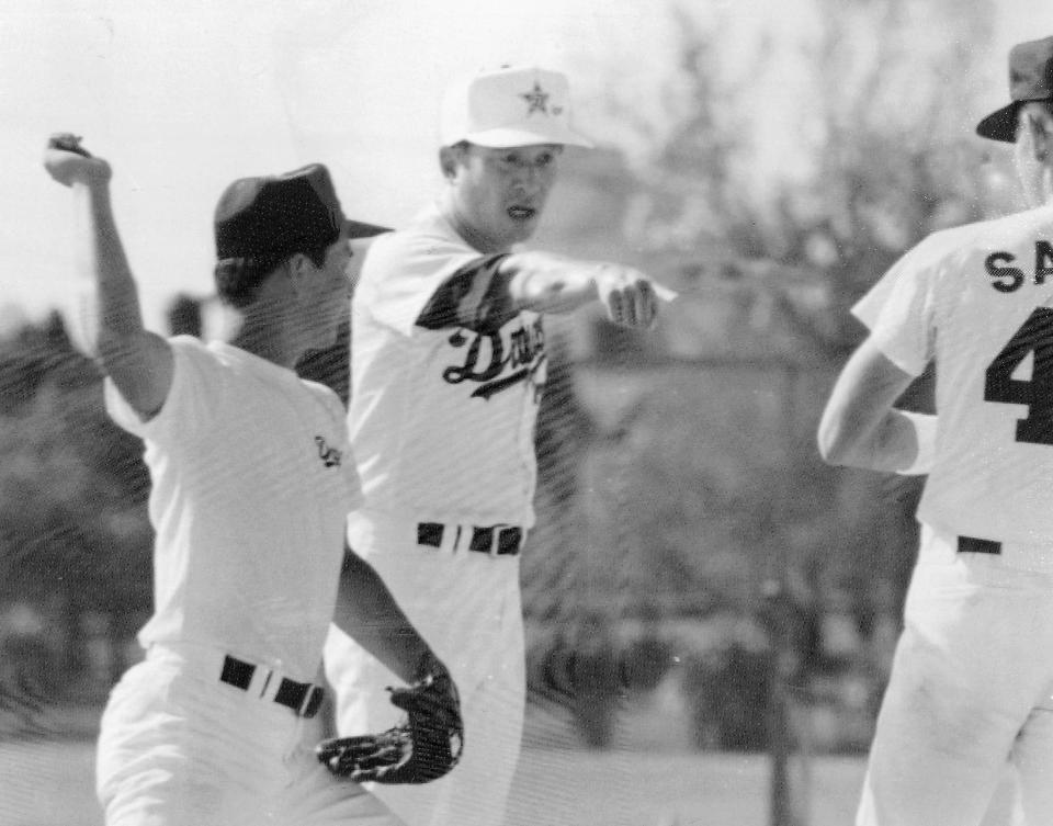 　秋季キャンプで立浪和義（左）らにスローイングのアドバイスをする中日コーチ時代の大橋穣さん（中）＝１９９０年