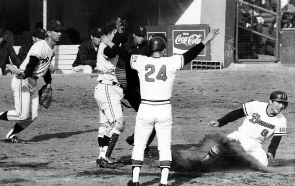 　巨人との日本シリーズで福本豊の中前打で生還する二走・大橋穣さん。左は投手・堀内恒夫＝１９７２年