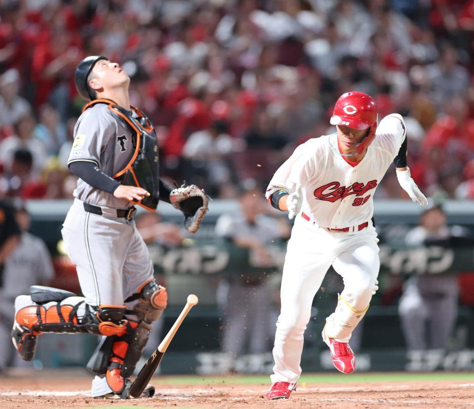 　４回、捕手前への飛球に一塁へ全力疾走する二俣。左は捕手・岸田（撮影・市尻達拡）