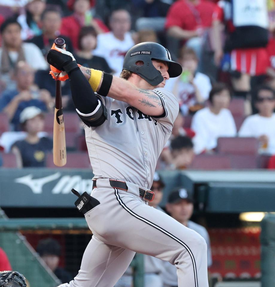 　１回、中前タイムリーを放つキャベッジ（撮影・市尻達拡）