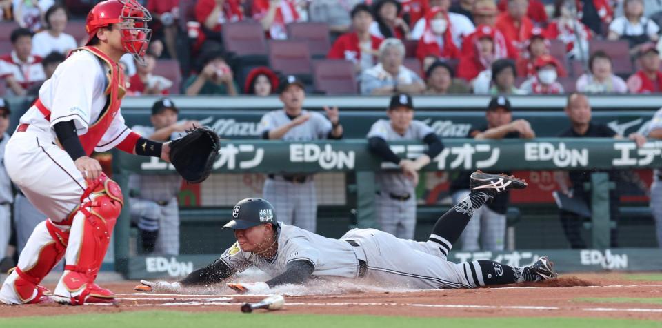 　１回、キャベッジの中前タイムリーで本塁へ滑り込む佐々木（撮影・市尻達拡）