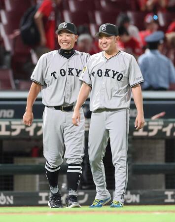 　勝利投手となった石川と一緒に、笑顔を見せる阿部監督（撮影・市尻達拡）