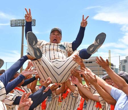 東大阪大柏原　大阪桐蔭破った！１４年ぶり２度目の夏切符　元プロ土井監督男泣き「やったぞー」