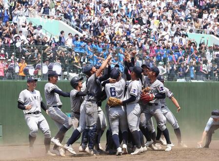 　初優勝を決めて喜ぶ叡明ナイン（撮影・佐々木彰尚）