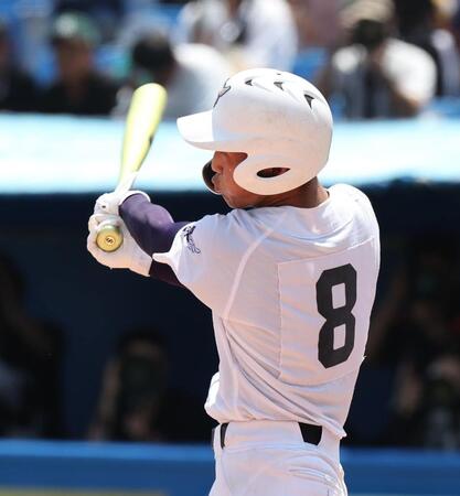 　４回、関東第一・坂本は右越えにソロを放つ（撮影・佐々木彰尚）