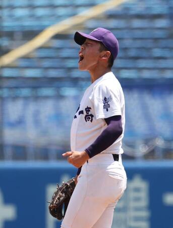 　４回、高橋を見逃し三振にしとめ叫ぶ関東第一・坂本（撮影・佐々木彰尚）