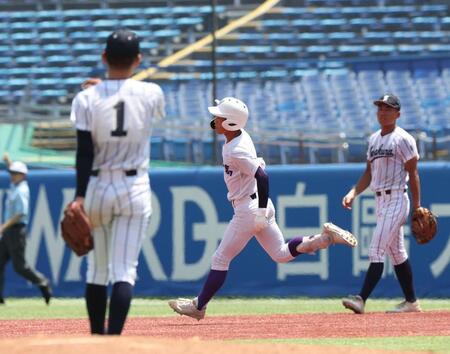 　４回、ソロを放ち喜ぶ関東第一・坂本（撮影・佐々木彰尚）