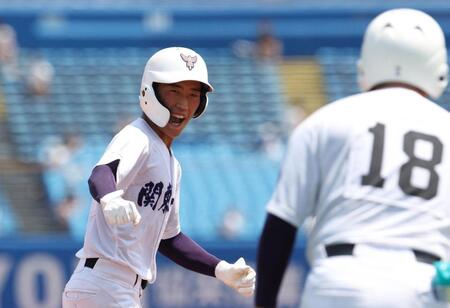 　４回、右越えソロを放ち、叫ぶ関東第一・坂本（撮影・佐々木彰尚）