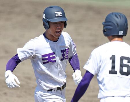 　２回、レフトへ逆転３ランを放ち、ほえながら生還する天理・松村晃大（撮影・中田匡峻）