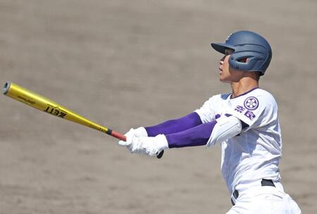 　２回、レフトへ逆転３ランを放つ天理・松村晃大（撮影・中田匡峻）