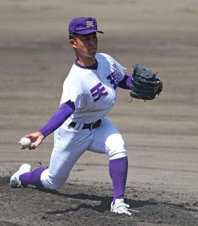 　力投する先発投手の天理・松村晃大（撮影・中田匡峻）