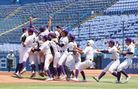 　甲子園出場を決めた関東第一ナイン（撮影・佐々木彰尚）