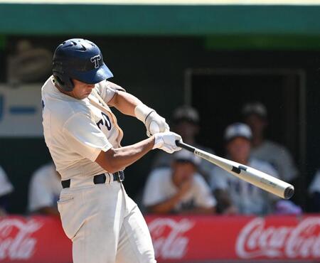 【写真】土壇場の九回1点差まで詰め寄るも無念 報徳学園の選手はベンチ前で涙をぬぐう姿