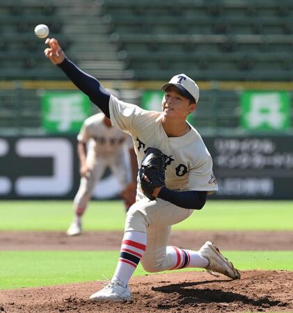 　力投する先発の東洋大姫路・木下鷹大（撮影・西田忠信）