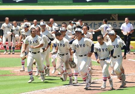 　優勝を決め、スタンドへあいさつに向かう東洋大姫路ナイン（撮影・西田忠信）