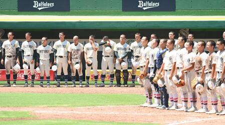 　東洋大姫路に敗れ、整列する報徳学園の選手たち（撮影・西田忠信）