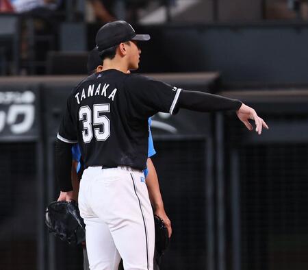 　４回裏終了後、球審に話しかける田中晴（撮影・中島達哉）