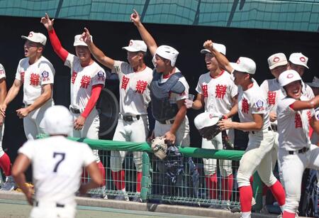 　１回、智弁学園・角谷哲人の先制適時打で盛り上がる智弁学園ナイン（撮影・中田匡峻）