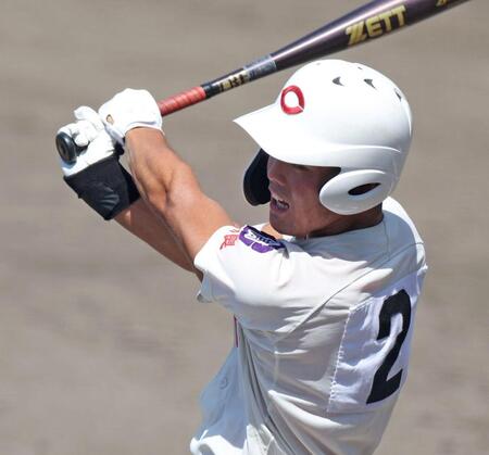 　１回、先制適時打を放つ智弁学園・角谷哲人（撮影・中田匡峻）