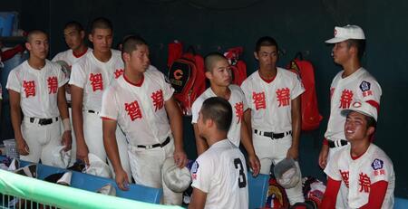 　天理に敗れた智弁学園ナイン（撮影・中田匡峻）