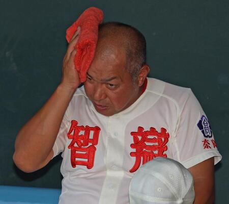 　天理に敗れ、汗を拭く智弁学園・小坂将商監督（撮影・中田匡峻）