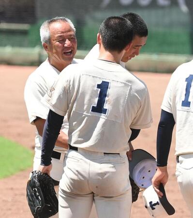 　完投した東洋大姫路・木下鷹大（１）を笑顔で迎える東洋大姫路・岡田龍生監督（撮影・西田忠信）